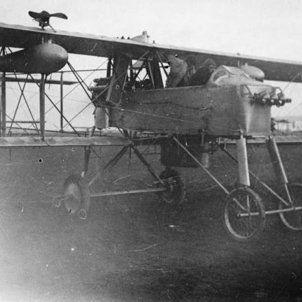 Un aereo Voisin francese all'aeroporto di Villenueve (Marne), 16 dicembre 1917. © IWM (Q 3083)