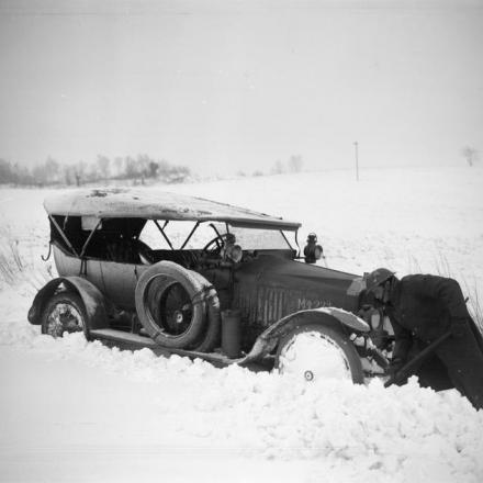Soldato britannico che scava per liberare un'auto a Neulette, 17 dicembre 1917. © IWM (Q 6397)