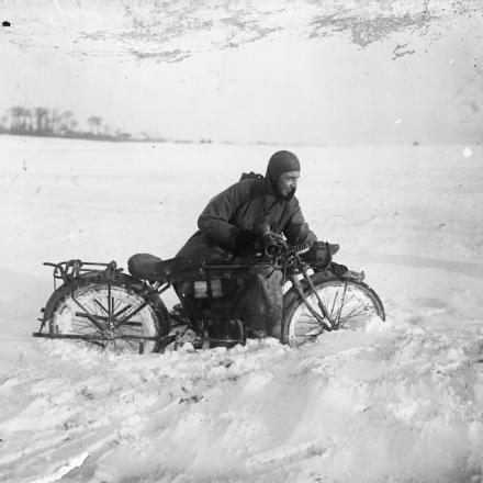Un motociclista della Royal Engineers nella neve vicino a Hesdin, il 17 dicembre 1917. © IWM (Q 8334)