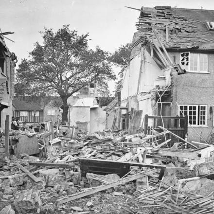Danni a seguito di un raid aereo tedesco a Eltham, Kent. © IWM HO 92