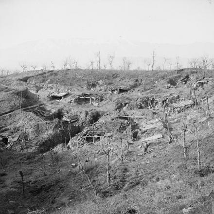 Ricoveri sulle rive del Piave nel Montello. © IWM Q 26114
