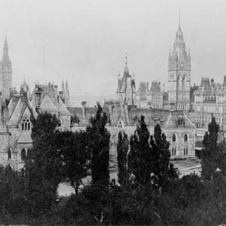 Vista di Parliament Hill a Ottawa dallo Chateau Laurier intorno al 1910. ©  Library and Archives Canada - PA-030930