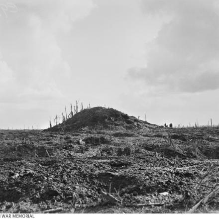 Questo tumulo, che si trovava sul lato opposto di Polygon Wood, è stato preso dalla 5a divisione nella battaglia di Polygon Wood. © E00987 Australian War Memorial