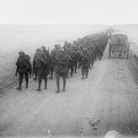 Battaglione dei Fucilieri del Lancashire in marcia. Cambrai, 21 dicembre 1917. © IWM (Q 10598)