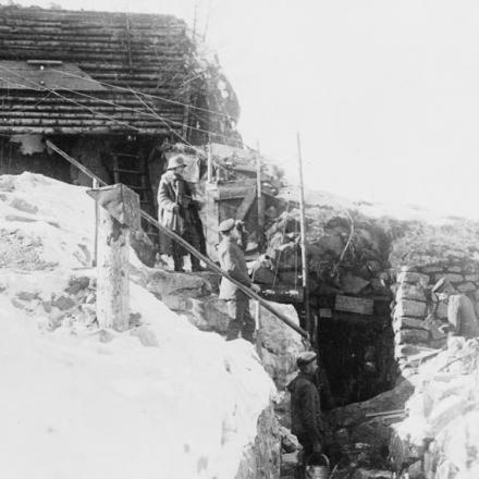 Posto di osservazione tedesco nella trincea innevata sulle colline, probabilmente sull'Hartmannswillerkopf (Vieil Armand). © IWM Q 57538
