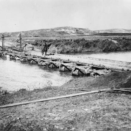 Un ponte attraverso il fiume Auja, costruito su botti  dagli ingegneri della 52a divisione e completato a sud di Al-Shaykh Muwannis la mattina del 22 dicembre 1917. © IWM (Q 12299)