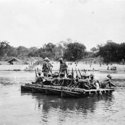 Africa orientale portoghese. Nigeriani che attraversano il fiume Rovuma, a due miglia da Ngomano, dicembre 1917.  © IWM Q 15444