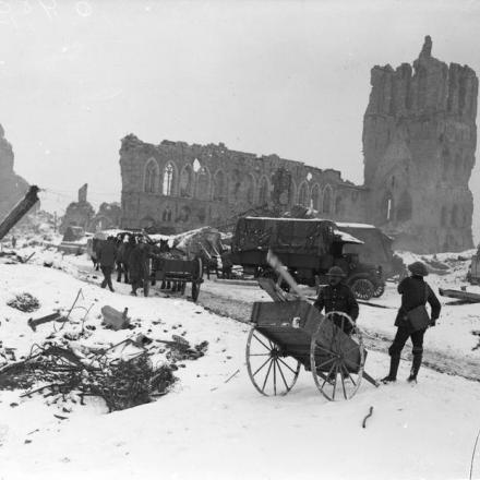 Truppe che rimuovono i detriti dalla carreggiata tra le rovine innevate di Ypres, 27 dicembre 1917. © IWM (Q 9805)