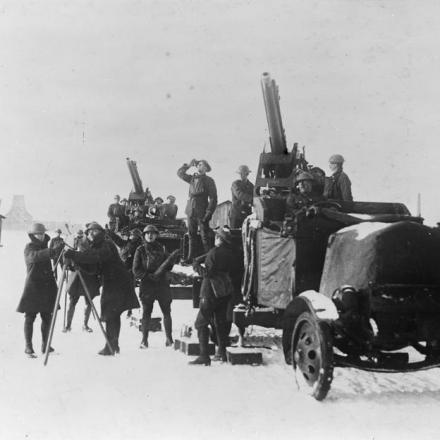 Cannoni antiaerei mobili su autocarri Thornycroft in azione, Armentieres, 28 dicembre 1917. © IWM (Q 8362)