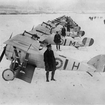 Uno squadrone di biplani Nieuport Scout schierati nella neve a Bailleul Aerodrome, dicembre 1917.© IWM (Q 11956)