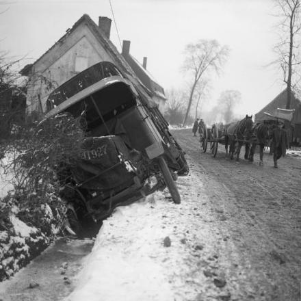Un camion di munizioni che ha slittato su ghiaccio e neve ed è finito in un fosso, Bailleul, 29 dicembre 1917.© IWM Q 8366