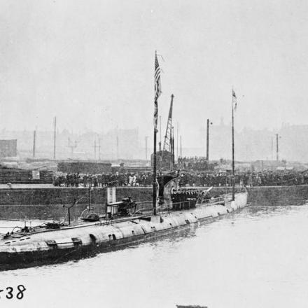 Sottomarino tedesco catturato e  battente bandiera degli Stati Uniti nel canale di Manchester, 30 dicembre 1917.© IWM (Q 58567)