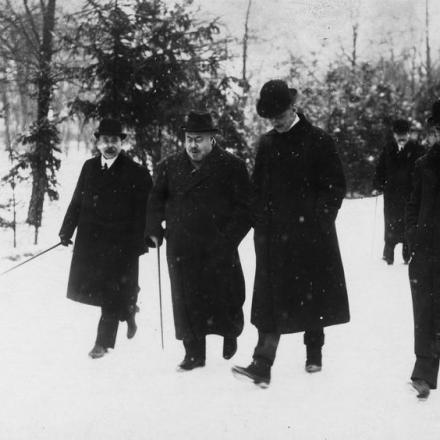 Delegati austro-ungarici a Brest-Litovsk. Il conte Ottokar Czernin, ministro degli Esteri austro-ungarico, è il secondo da destra. Fotografia scattata nel dicembre 1917.© IWM Q 86705