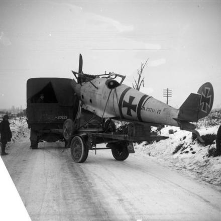 La fusoliera di un biplano tedesco Pfalz D.III  trainata da camion e tender RFC. Vicino a Villers-Carbonnel, 1 gennaio 1918. © IWM (Q 11898)
