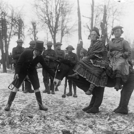 Truppe del Royal Flying Corps, Kite and Balloon Section, che provano la pantomima "Cenerentola" a Bapaume, 2 gennaio 1918. © IWM Q 8381