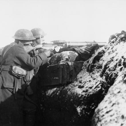 Gli uomini del 15 ° Battaglione, The Royal Scots, armano una mitragliatrice Lewis in una trincea vicino a Croissilles, il 4 gennaio 1918. © IWM Q 10609