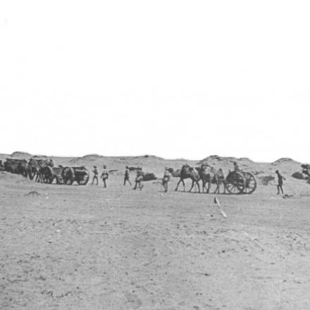 British Camel Battery nei pressi di Hatum il 5 gennaio 1918.  © IWM immagine acquisita da "History of the Royal Regiment of Artillery"