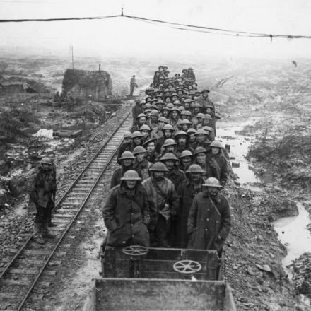 Un gruppo di lavoro dei Royal Engineers che torna dalla prima linea con la ferrovia leggera, Ypres, 7 gennaio 1918. © IWM Q 8404