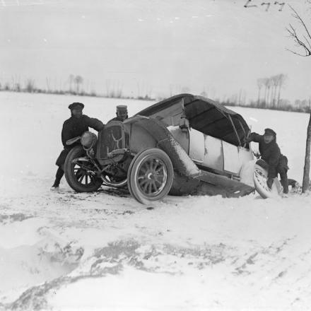 Due soldati britannici che aiutano a riportare un'auto sulla strada dopo che è scivolata nella neve, Poperinghe, 8 gennaio 1918. © IWM Q 8407