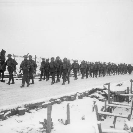 Truppe in marcia nella neve vicino a Ypres, 8 gennaio 1918.© IWM Q 8411