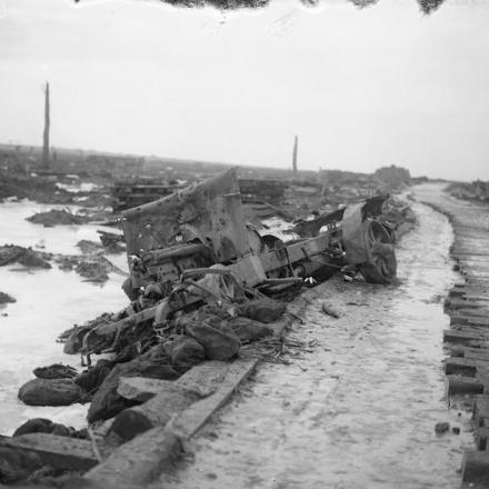 I resti di un camion a motore accanto a una strada rialzata di assi nel fango vicino a Ypres, 11 gennaio 1918. © IWM Q 8423