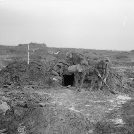  Una tomba di guerra accanto al ricovero de uomini della Royal Garrison Artillery, vicino a Broodseinde, 11 gennaio 1918. © IWM Q 8427