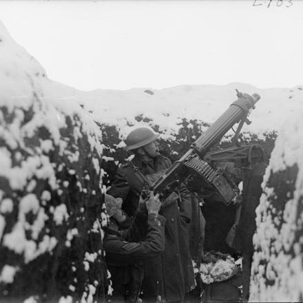 Uomini del reggimento York e Lancaster con una mitragliatrice montata per uso antiaereo, nelle trincee tra Oppy e Gavrelle. © IWM Q 8430