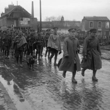 Le truppe dei Royal Inniskilling Fucilieri marciano a Ham per prendere il controllo di una sezione della linea a sud della Somme, il 15 gennaio 1918. Notare la capra mascotte. © IWM Q 10653