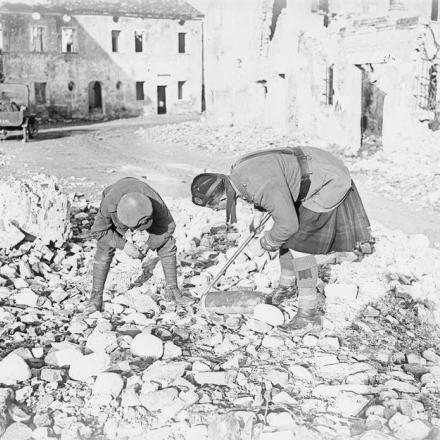 Un capitano e un soldato di una compagnia di salvataggio esaminano una granata inesplosa a Treviso. © IWM Q 26261