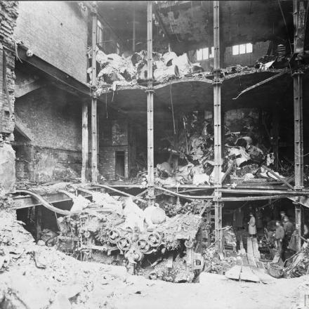Le rovine del palazzo con la tipografia dei signori Odhams, 93 Long Acre, Londra, bombardata da  Gotha e Giants.  © IWM HO 122A