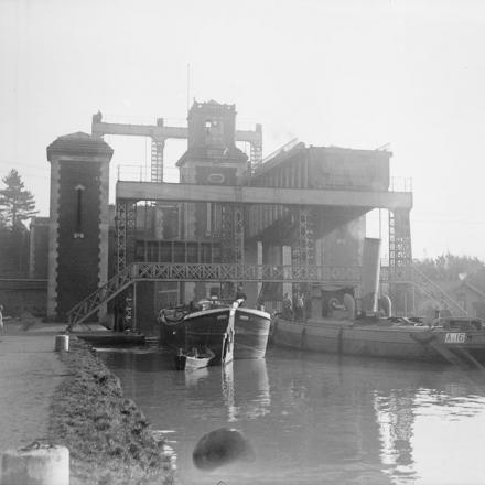 Un rimorchiatore per il trasporto nelle acque interne (Royal Engineers) in procinto di entrare nell'elevatore dal basso livello ad Arques, 29 gennaio 1918. © IWM (Q 9809)
