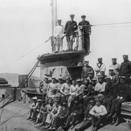 Equipaggio dell'HMS E14, visto dopo aver lasciato lo stretto dei Dardanelli nel 1915. © Ernest Brooks - public domain