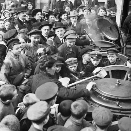 I bambini di Berlino vengono nutriti con zuppa di mezzogiorno da una cucina da campo mobile. © IWM Q 88190