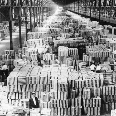 Forniture in attesa di spedizione alle truppe americane in Francia, gennaio 1918 © IWM Q 54139