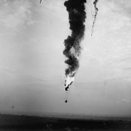 Un pallone frenato britannico Caquot caduto in fiamme dopo essere stato attaccato da un aereo nemico. Boyelles, 3 febbraio 1918.© IWM (Q 11972)