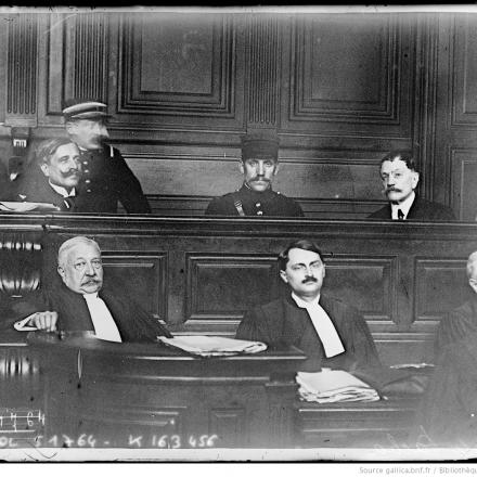 Processo a Paul-Marie Bolo (Bolo Pasha) nello scranno in alto a sinistra © BNF Gallica - Agence Rol ark_12148_btv1b53004809n