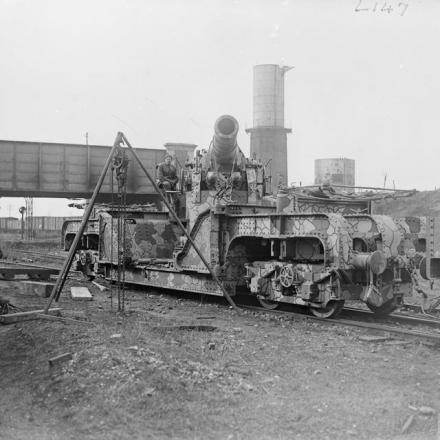 Un obice da 12 pollici montato su un vagone ferroviario vicino ad Arras,  febbraio 1918 © IWM Q 8464