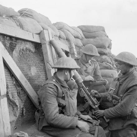Postazione di mitragliatrice Lewis, in prima linea vicino a Cambrin, il 6 febbraio 1918.© IWM (Q 8460)