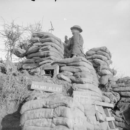 Sentinella per il gas del  reggimento York e Lancaster, nella sua posizione di vedetta in una trincea vicino a Cambrin, il 6 febbraio 1918. © IWM (Q 8480)