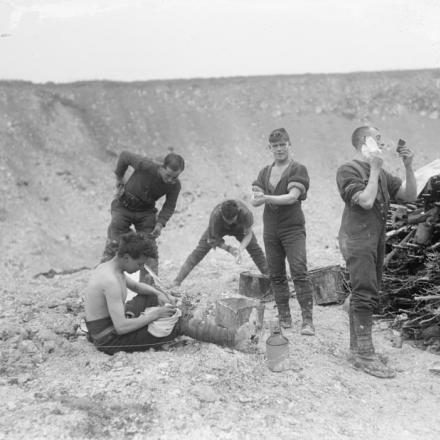 Uomini del 12 ° Royal Irish Rifles che si lavano e si radono, dietro la loro linea, vicino a Essigny, 7 febbraio 1918. © IWM (Q 10683)