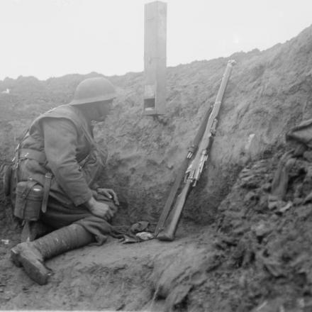 Una sentinella utilizza un periscopio a scatola in una trincea sul fronte della 36a divisione, vicino a Essigny, il 7 febbraio 1918.© IWM (Q 10688)
