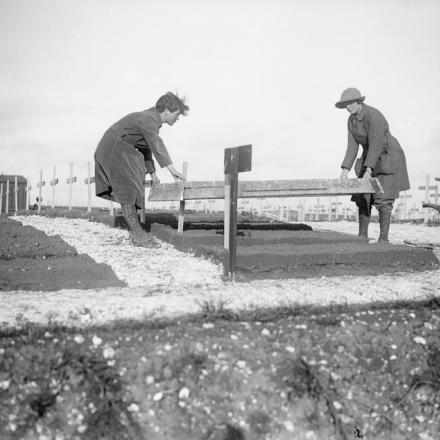 Membri del Corpo ausiliario dell'esercito femminile (WAAC) che si prendono cura delle tombe dei soldati britannici caduti in un cimitero di Abbeville, 9 febbraio 1918. © IWM (Q 8469)