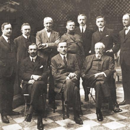 Comitato nazionale polacco a Parigi, 1918. Seduti: Maurycy Zamoyski, Roman Dmowski, Erazm Piltz, in piedi: Stanisław Kozicki, Jan Emanuel Rozwadowski, Konstanty Skirmunt, Franciszek Fronczak, Władysław Sobański, Marian Seyda, Józef Wielowieyski © wikipedia. Author unknown public domain