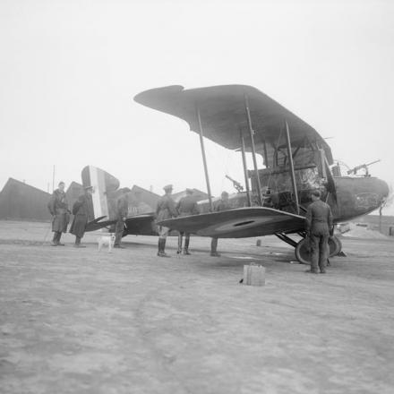 Un bombardiere tedesco AEG G.IV catturato e fotografato con segni di identificazione RFC nell'aerodromo britannico a Saint Omer, 12 febbraio 1918. © IWM Q 10259