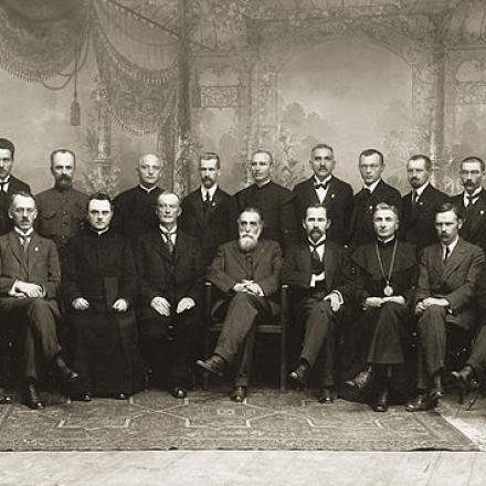 I 20 membri originali del Consiglio di Stato di Vilnius. Jonas Basanavičius è seduto al centro della prima fila. Antanas Smetona è seduto alla sua immediata destra. © National Museum of Lithuania - wikipedia. Author unknown public domain