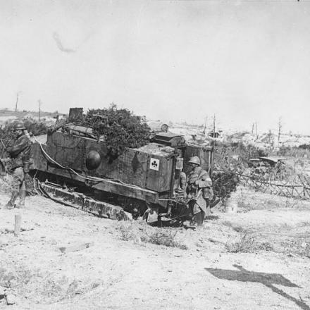 Un carro armato francese Schneider CA1 di ritorno dalla linea del fronte vicino a Tahure, Marne. © IWM Q 56436