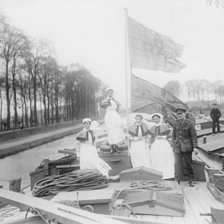 Suore infermiere e un ufficiale medico sul ponte di una chiatta ospedale vicino ad Aire, 15 febbraio 1918. © IWM Q 10668