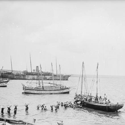 Campagna tedesca dell'Africa orientale. Sbarco di merci a Port Amelia priva di molo, 1918. © IWM Q 15533