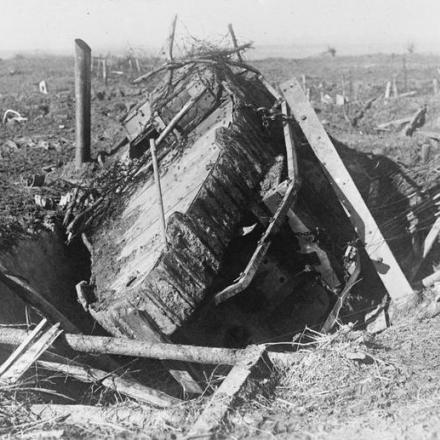 Un carro armato britannico caduto in una fossa a Bourlon, a est di Cambrai, febbraio 1918. © IWM Q 42257