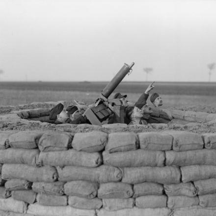 Un ridotto circolare di sacchi di sabbia con una mitragliatrice per la difesa antiaerea dell'aerodromo di Serny, 17 febbraio 1918. © IWM Q 10261